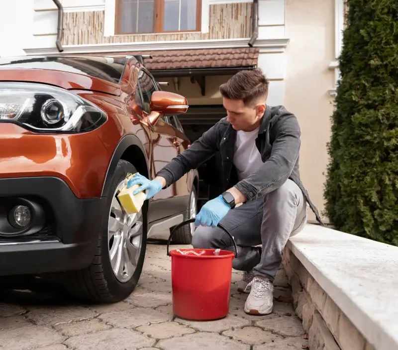 Lavage auto à domicile Lorient : professionnel intervenant sur un véhicule
